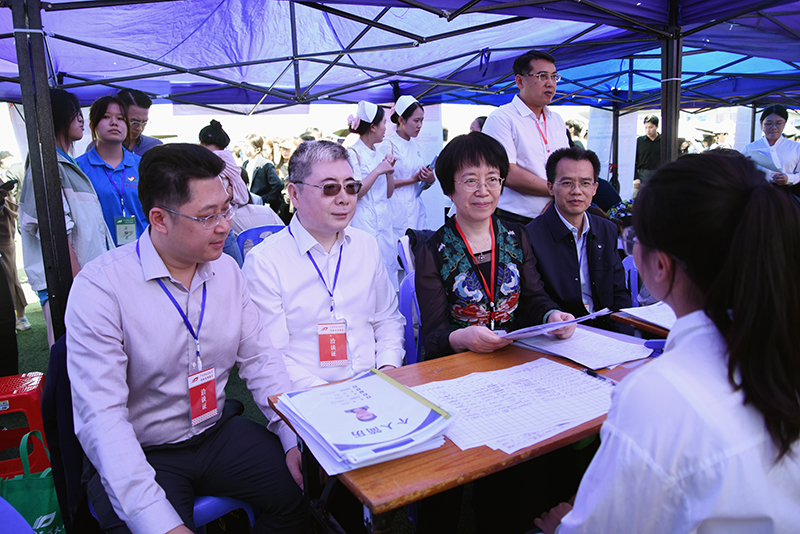 2院领导与毕业生交流.jpg 2院领导与毕业生交流.jpg