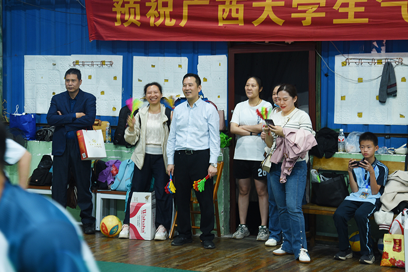8郑东林副院长现场观赛.jpg 8郑东林副院长现场观赛.jpg