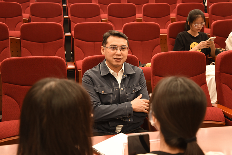 6周永喜副院长与毕业生交流.jpg 6周永喜副院长与毕业生交流.jpg