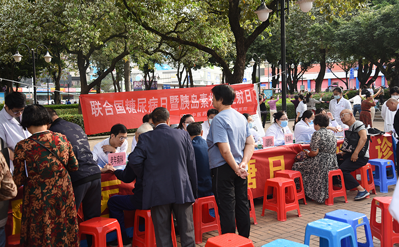 1义诊现场.jpg