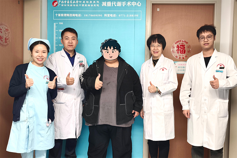 5胖友出院前与医护人员合影.jpg 5胖友出院前与医护人员合影.jpg