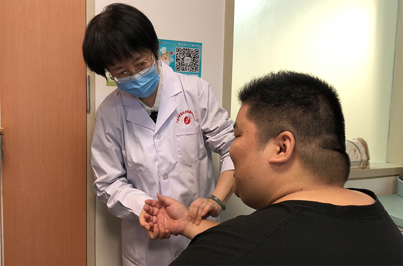 0唐红珍院长为小伙把脉.jpg 0唐红珍院长为小伙把脉.jpg