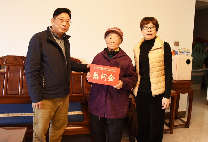 庞刚慰问黄培真1.jpg 庞刚慰问黄培真1.jpg