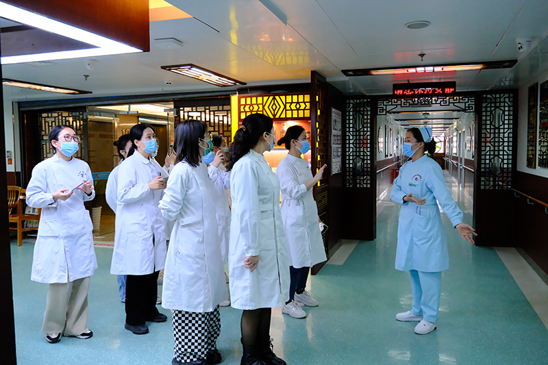 5中医经典病房参观.jpg 5中医经典病房参观.jpg