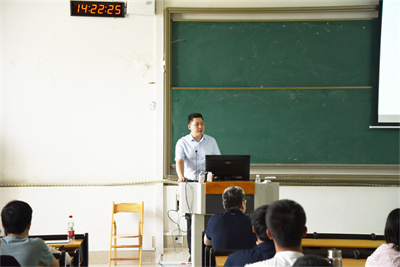 党委副书记王德胜教授主持课堂.jpg 党委副书记王德胜教授主持课堂.jpg