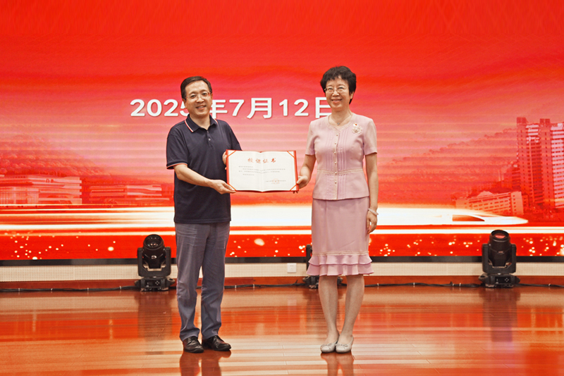 7唐红珍院长为王明波教授颁发授课证书.jpg